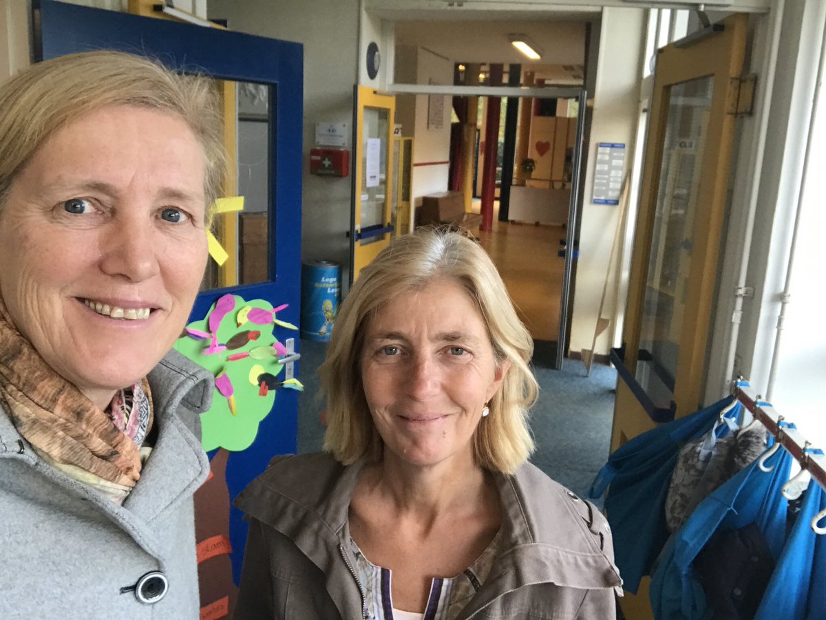 connyvs's tweet photo. Met Carla Meijer-Wortelboer gastles gedaan op de Josephschool in Bloemendaal over democratie. Was weer een feest! Over drie weken leerlingenraadverkiezingen! #ridk #blmdl https://t.co/kIR6zxMJ1l