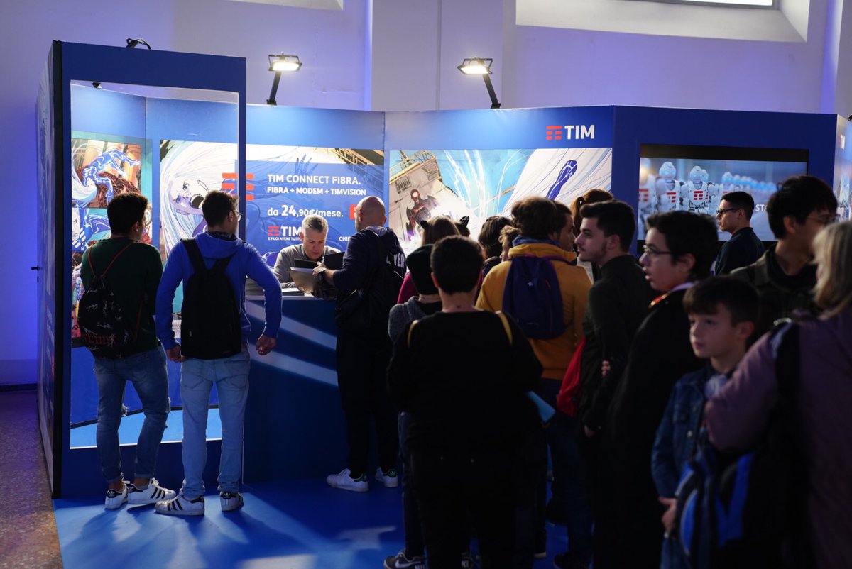 TIM_Official's tweet photo. Lo sceneggiatore Stefano Vietti incontra i suoi fan e firma le copie di #AngieDigitwin presso il TIM Dome. #LuccaCG18 https://t.co/tBpTvsRSrf