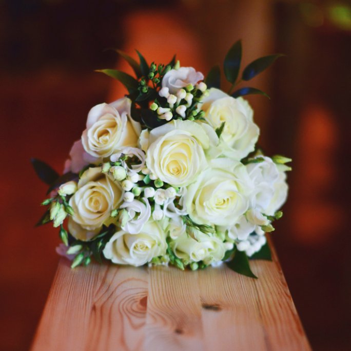 Ivory roses and something small and pretty in-between. Any ideas what the flower is? Help😁🌼 #weddingcumbria #weddingflowers #outdoorweddingtent#weddingdecor #weddingbouquet  #outdoorweddinguk#weddingideas #shesaidyes #engaged#2019bride #2020bride #weddinginspo #tipiwedding