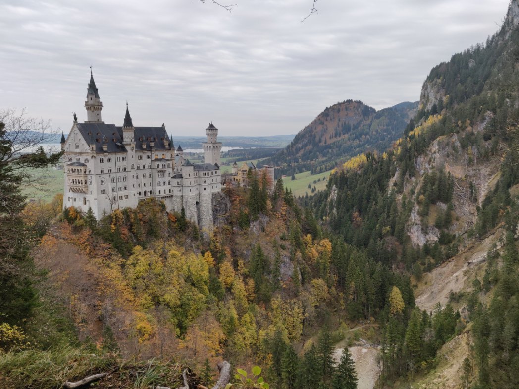 alexnmoldovan's tweet image. Neuschwainstein Castle in beautiful autumn colors #postconference feeling