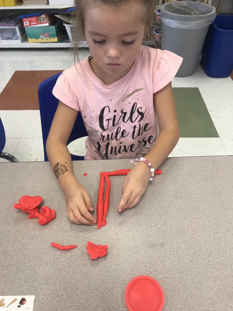 slevin_prek's tweet image. ◾️◽️We can measure to make sure all the sides of our square is the same!◻️◼️ #FHleads #strategyalert 👍🏻