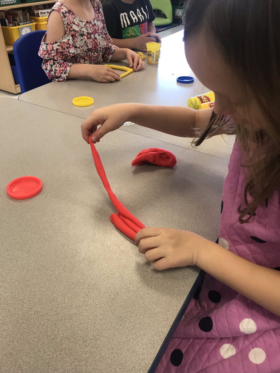 slevin_prek's tweet image. ◾️◽️We can measure to make sure all the sides of our square is the same!◻️◼️ #FHleads #strategyalert 👍🏻