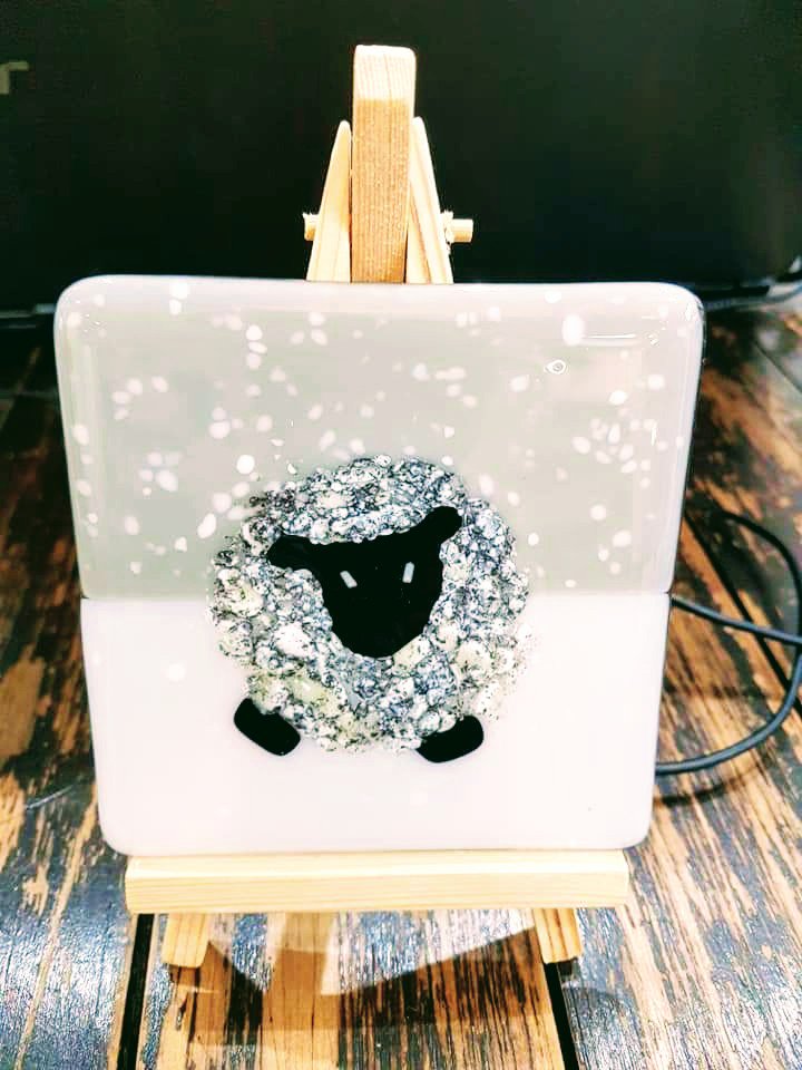 #SparklingBradford Don't be the same as everybody else! Why not peruse the gallery shop for handmade art, crafts &amp; design for unique gifts? Support small #business too! 🛍️
#Christmas #cartwrighthall #design #craft @garageglassstudio <a href="/katelycett/">kate lycett</a> <a href="/_TheArtRooms/">Jacky Al-Samarraie</a> #Bradford #handmade