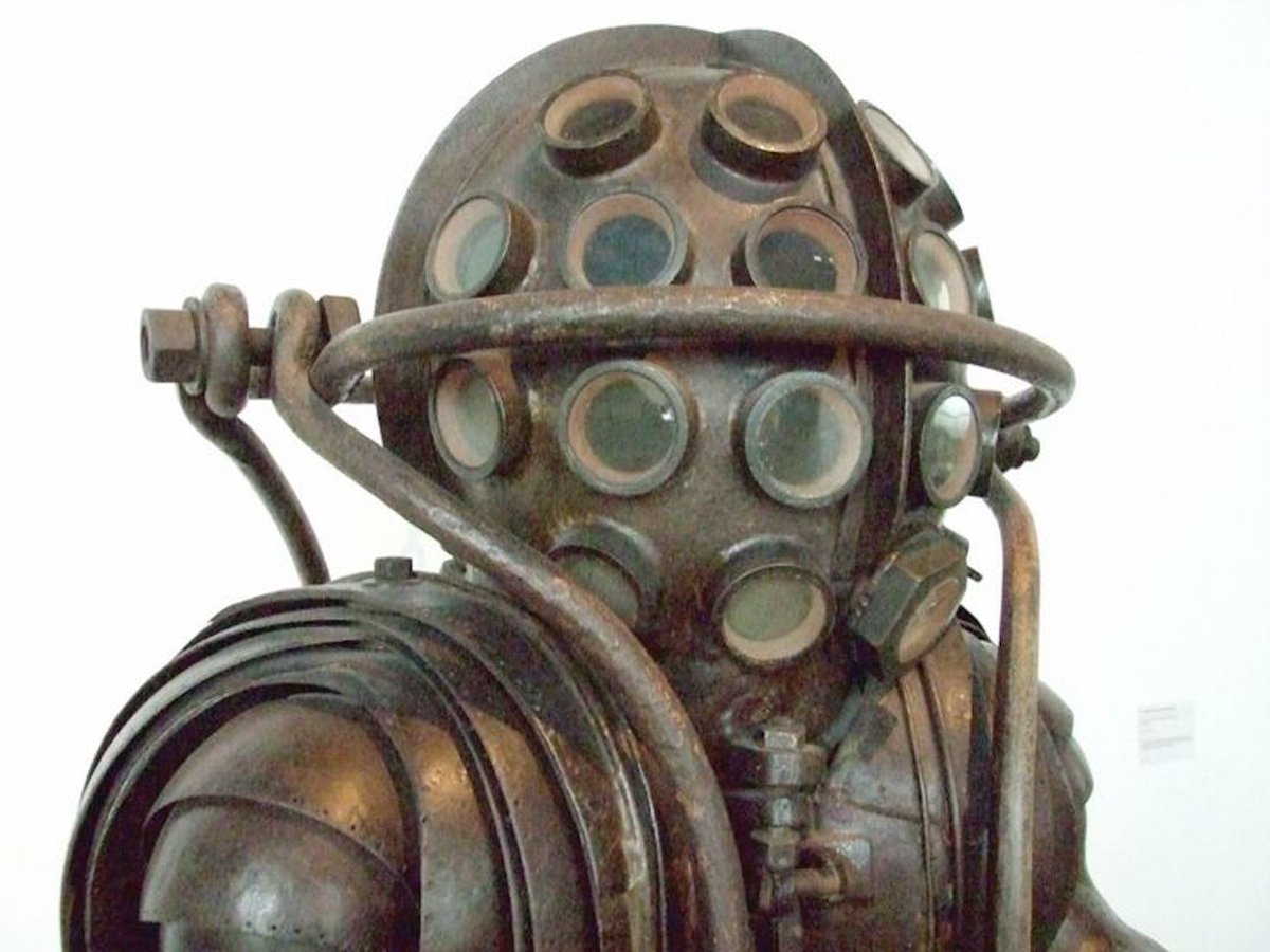Ewan Morrison Ar Twitter A 19th Century French Deep Sea Diving Suit W 25 Portholes It Weighed 59 Stones Had Ball Joints Like Modern Deep Sea Suits Designed In 1880 By Alphonse
