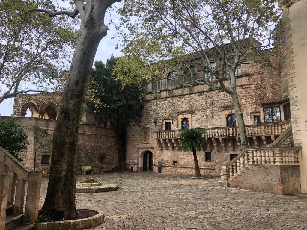 Musbicarovigno's tweet photo. Il mutevole cielo d'#autunno rende il #castello ancora più magico: vi aspettiamo nel pomeriggio, dalle 16 alle 20:30, per farvi vivere tutto l'incanto di questo luogo senza tempo! #carovigno #denticedifrasso #puglia #brindisi #weareinpuglia https://t.co/AsmXU2FUP1
