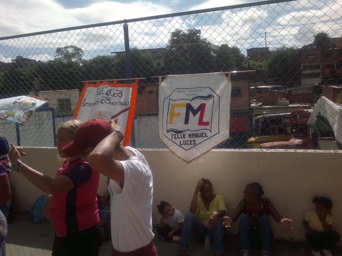 cbitfelixmanuel's tweet photo. La U.E.E.E Felix Manuel Luces apoyando a la comunidad estudiantil de Las Clavellinas en la semana de Educación Inicial.
#Miranda 
@vane_prieto 
@FundabitMirpz https://t.co/NFl4FWugYv