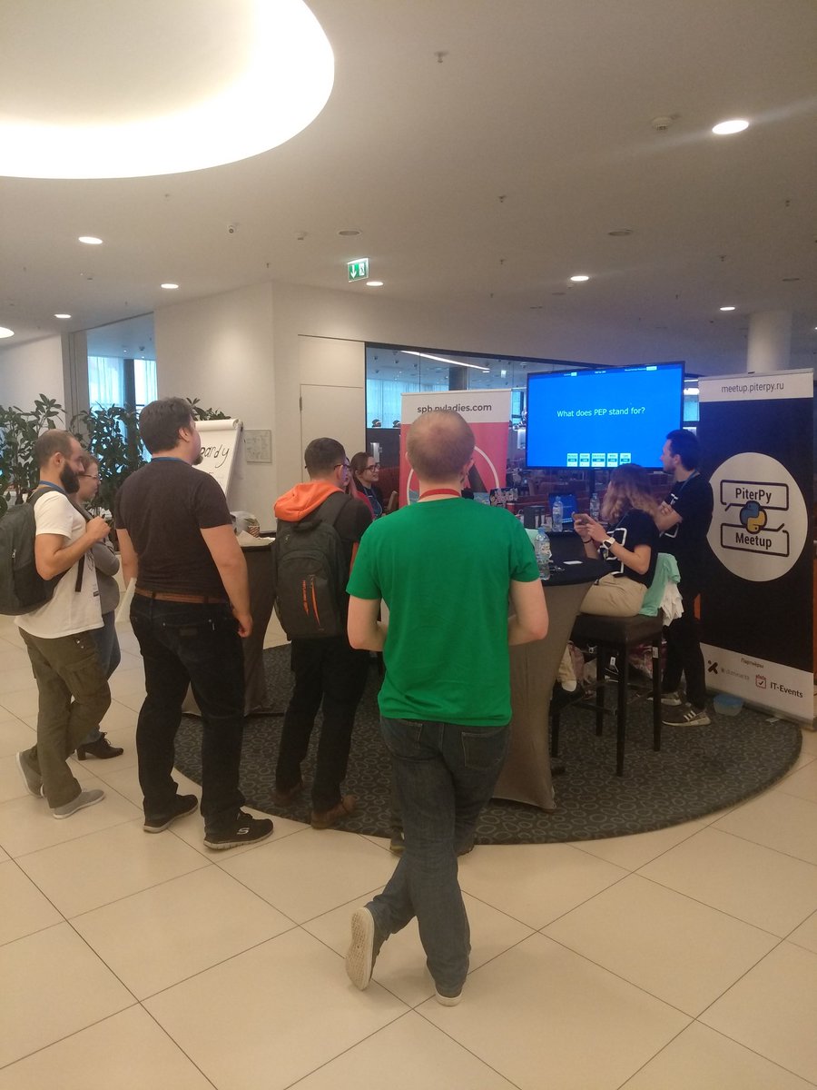 bruno_gelb's tweet image. на стенде сообществ идёт "своя игра" #piterpy