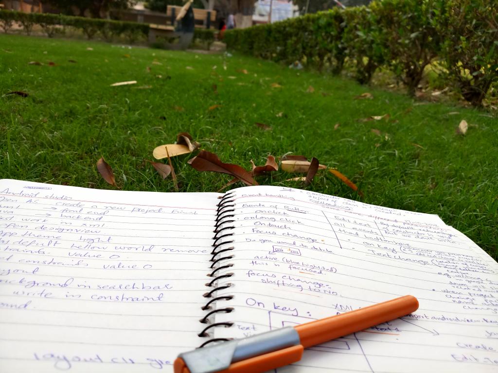 ZahraNooreen's tweet photo. Exams season
.
.
.
#UniversityChallenge #universitylife #BadDay #hostel #Faisalabad #PK #Greenleaf #autumnleaves #penbook https://t.co/PYCSEucDSs