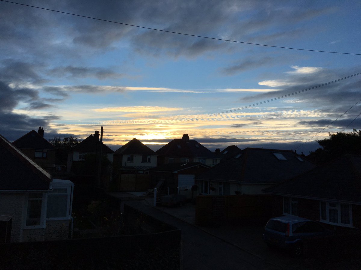 lightningsnaps's tweet photo. Sunrise over Sandown #sunrise #wave105window @iwightradio @iwcponline https://t.co/qu3u9EarWp