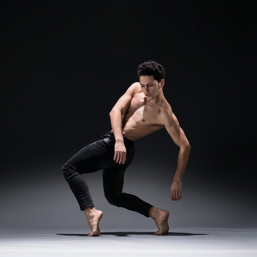 ICYMI... INTERVIEW: 5 Questions to @danejeremyhurst, the great dancer and creative spark, about dancing in @didyveldman1’s #TheKnot, and his own initiatives @DulwichGallery & @movingassembly project: dancetabs.com/2018/10/5-ques…

Pic © NGuttridge