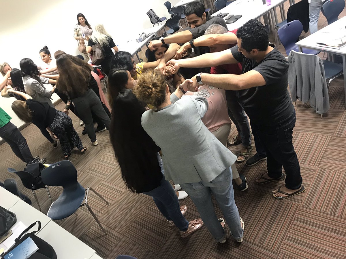 Lubol22's tweet photo. Experimenting with human knots with our Alumni MSc student @ShahindaB leading the Org Change lecture today! 🤝🤝🤝 #business #psychology #organisationalchange #positivepsychology #humanknots https://t.co/sBlJBzOtmf