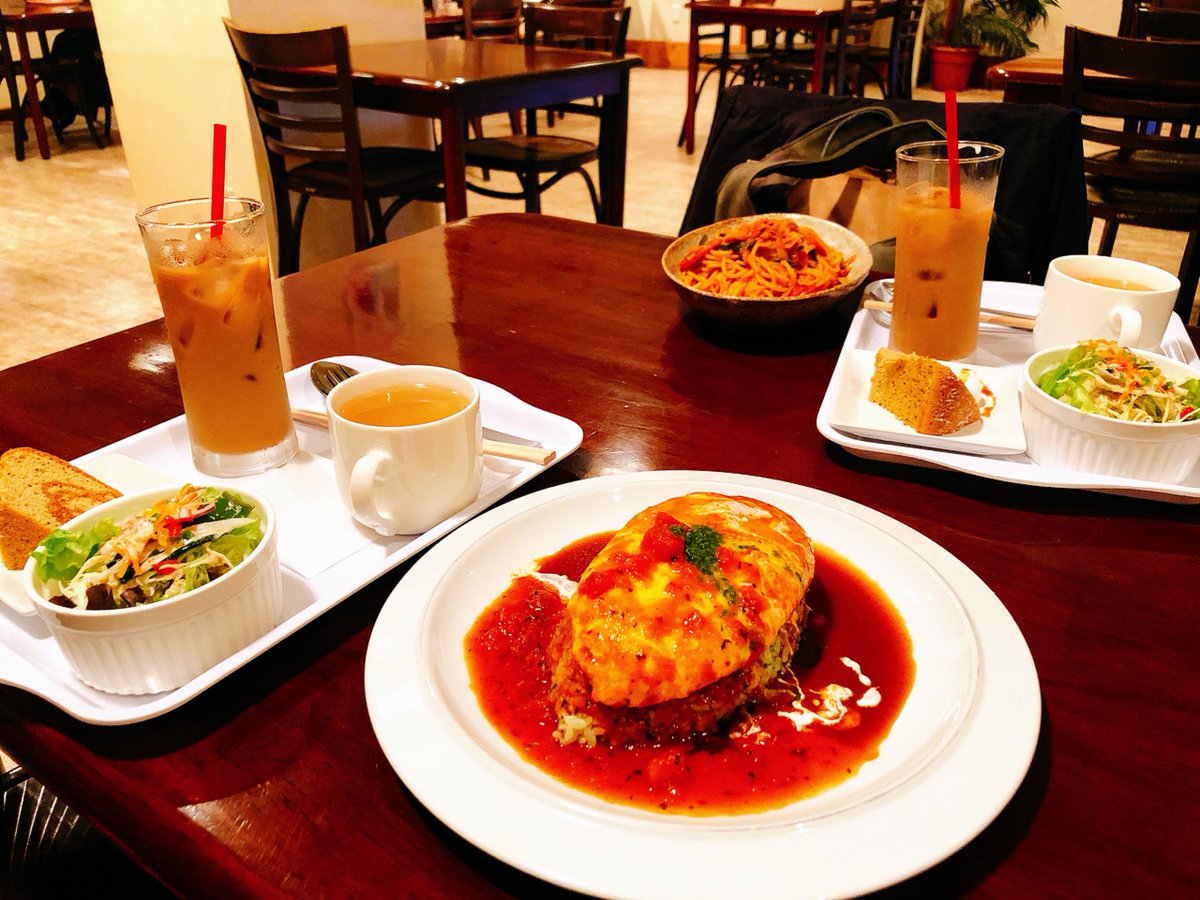wazakura4444's tweet photo. 浜の町アーケード内の「Bg-Cafe」
長々と居座って来ました😊
1階 禁煙席、キッズスペース
2階 喫煙席
オムライス、スープ、ドリンク、デザートで1000円
写真はオムライス❤
#BgCafe https://t.co/GmQXegPWRm