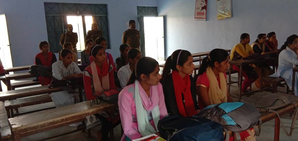 #opsatmarakhsa <a href="/baghpatpolice/">Baghpat Police</a>   आज दिनांक 26.10.18 को कृष्णा डिग्री कॉलेज बालैनी बागपत में छात्राओं को आत्मरक्षा सम्बन्धी जानकारी दी गई
