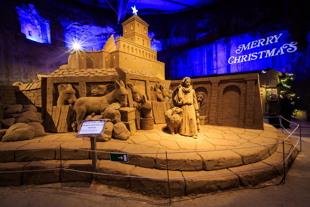 Neem een kijkje in de Wilhelminagrot waar kunstenaars van over de hele wereld hun zandsculpturen hebben gebouwd. Laat je betoveren door de sprookjessfeer en twinkelende sfeerlichtjes. Bezoek snel Winter Wonderland in @kerststadvalkenburg! bit.ly/Winter-Wonderl…