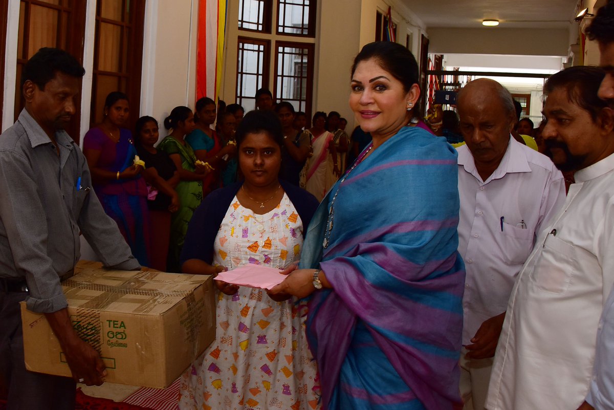 Colombocity01's tweet photo. කොළඹ මහ නගර සභාවේ බෞද්ධ සoගමය සහ නාගරික මන්ත්‍රීවරුන්ගේ පූර්ණ සහයෝගය මත මාසිකව සoවිධානය කරන බණ පිංකම අවසානයේ රෝසි සේනානායක මහත්මියගේ මූලිකත්වයෙන් කොළඹ මහ නගර සභාවේ සේවය කරන ගැබිණි මව් වරුන් වෙනුවෙන් අත්‍යාවශ්‍ය භාණ්ඩ ප්‍රධානය කිරීම. 
#ColomboCity #Colombo #SriLanka #lka https://t.co/7E6aCPVGiG