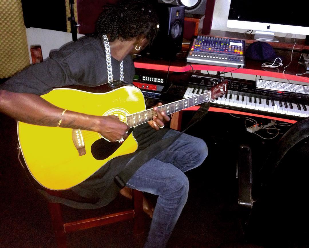 ZizaBafanaUg's tweet photo. Obsessed with the strings 🎸#workmode #ragga #music
#BlessedJUMAH🙏🏾
#DISCIPLINEAlbum🔥 https://t.co/8FGIjoCwhV