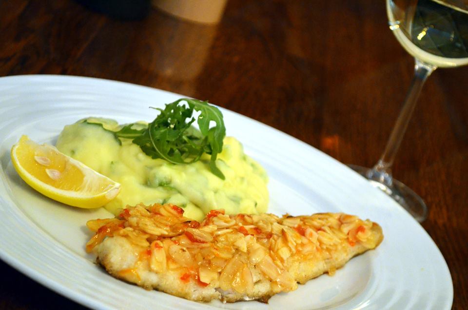 JosBarPrague's tweet image. Náš #šéfkuchař k obědu nabízí:
Filet z #candáta s mandlovo-feferonkovou krustou, bramborová kaše s rukolou
Our head chef´s choice from #lunch menu
#Zander fillet roasted with almonds &amp;amp; chilli, potato purée with arugula
#obedy #poledniNabidka #josbar #tydennimenu #srdcemalestrany