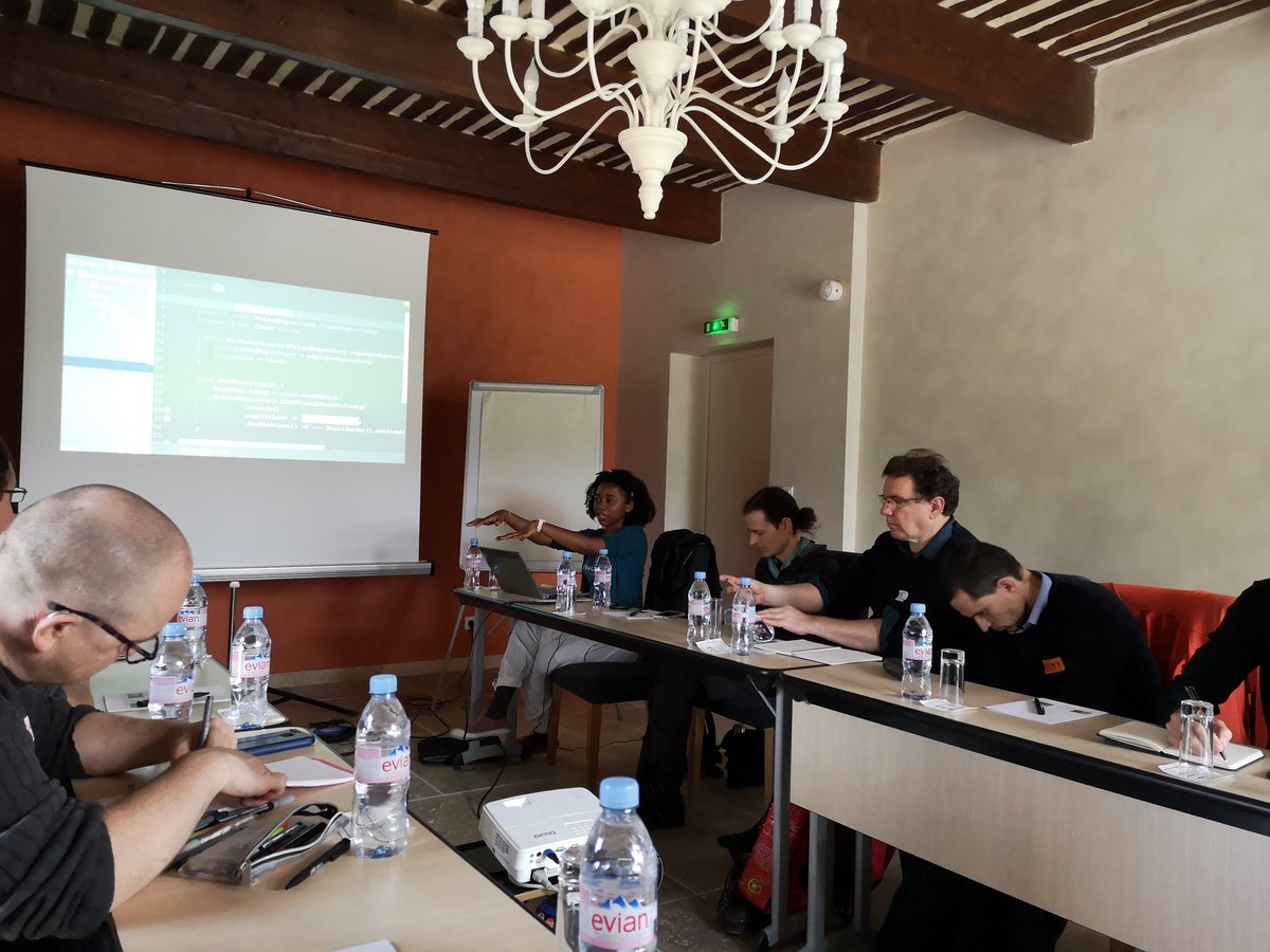 jonathanAbh's tweet image. @michelle_avomo présente un #codingKata sur le DIP dans une salle comble aux #SoCraTesFR ! @SoatGroup