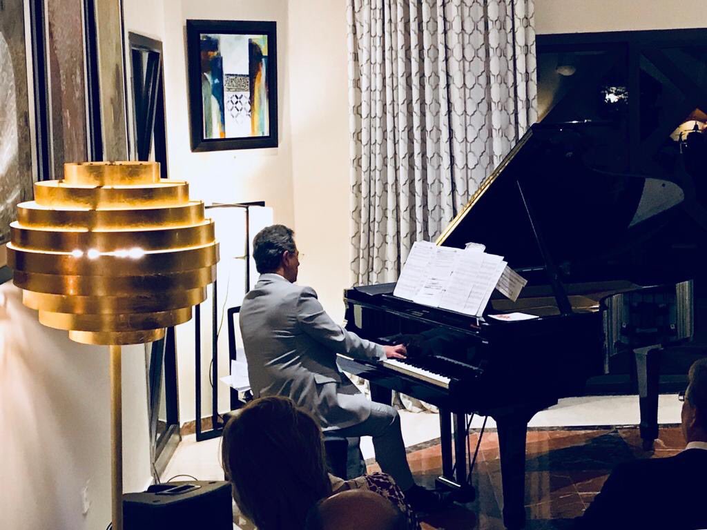 AFAbuDhabi's tweet photo. Nous remercions le pianiste soliste Pascal Gallet pour ce merveilleux concert, hier à la Résidence de France dans le cadre du dialogue culturel Franco-Emirien 🇫🇷🇦🇪 🎹#DCFE #FranceUAE #piano #music https://t.co/DBPDofec8Z