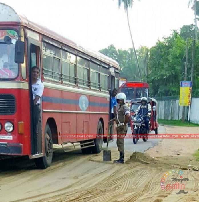 universalthamil's tweet image. பொலிஸ் ஒருவரின் செயற்பாட்டால் வியந்துப்போன இலங்கை மக்கள்- என்ன செய்தார் தெரியுமா?? #police #kandycolomboroad #ut #utnews #tamilnews #universaltamil #lka universaltamil.com/%e0%ae%aa%e0%a…