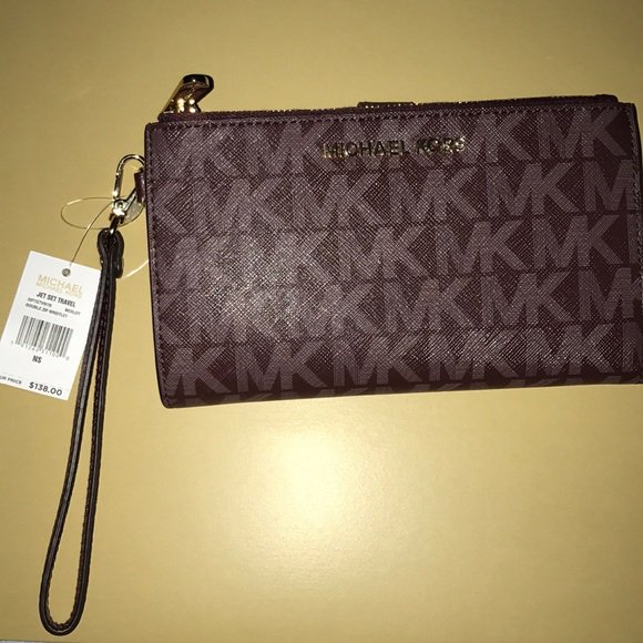 DMakeupCreation's tweet photo. So good I had to share! Check out all the items I'm loving on @Poshmarkapp from @DMakeupCreation #poshmark #fashion #style #shopmycloset #korsmichaelkors #michaelkors: https://t.co/UVGh2CswTY https://t.co/OOKBA0JRRx