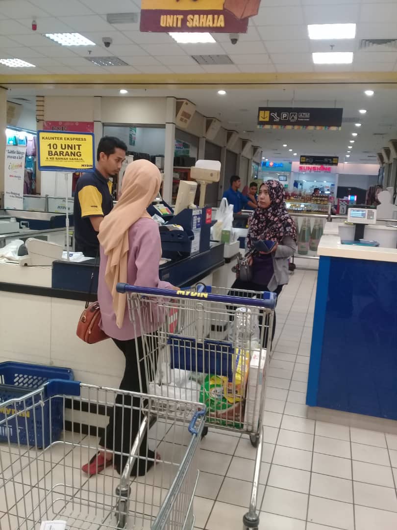 Bila no brain n x de sivik ..barang kau btimbun pegi la lane barang byk..ni kan xpress .x reti baca ke