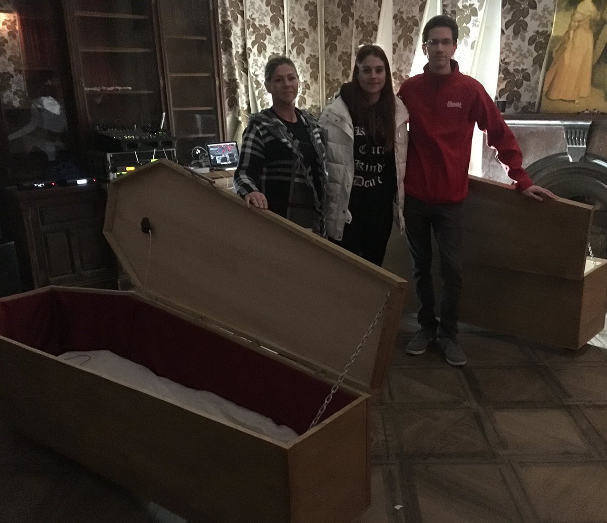 beat102103's tweet photo. Our next 2 victims are Linda and Donna for the #coffinlockin in @LoftusLucifer Let’s see how this mother and daughter pair will fare in ‘The Withdrawing Room’ 👻 https://t.co/8WFNzrECBE
