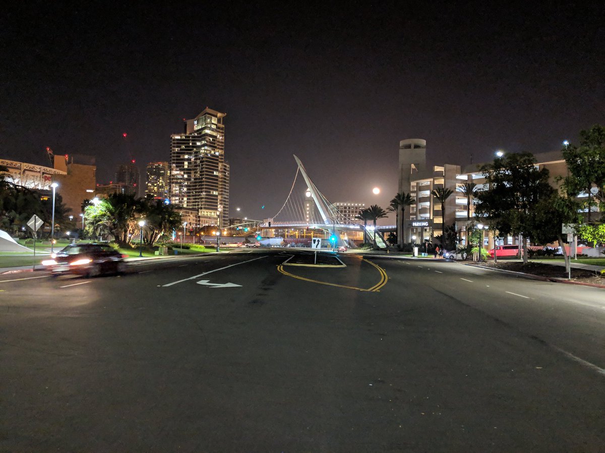 joyceleemusic's tweet photo. This was so pretty I stopped mid-walk to snap a picture. #sandiego #prettynights #prettylights #lights #moon #beautiful https://t.co/DbCkGUXkAU