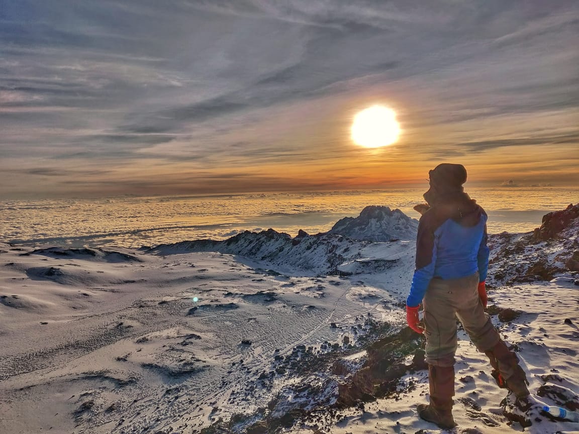 akams_'s tweet photo. Mother Nature gives us stunning views, that we have to redefine what Beauty is. #Sunrise #Whiskeyroute #Machame #Kilimanjaro https://t.co/ePLcNwGort