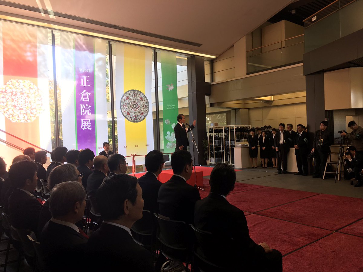 読売新聞文化部kansai 正倉院展 の開会式が 奈良国立博物館 ではじまりました 西川正倉院事務所長は 今から100年前 正倉院の宝物を官位や爵位が無くても見られるようにしたのは 実は森鴎外なのです とエピソードを語りました
