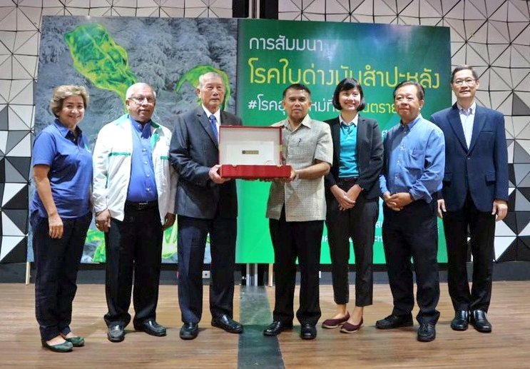 jamesplegg's tweet photo. #Thailand is already on the move in tackling the treat posed by #Cassava mosaic disease (CMD). Drs. Chariensuk &amp; Wanwisa address >350 stakeholders in the border areas near Cambodia in order to raise awareness of the danger posed by CMD &amp; how to minimise the risk of spread @IFAD https://t.co/G30qSOJgRH