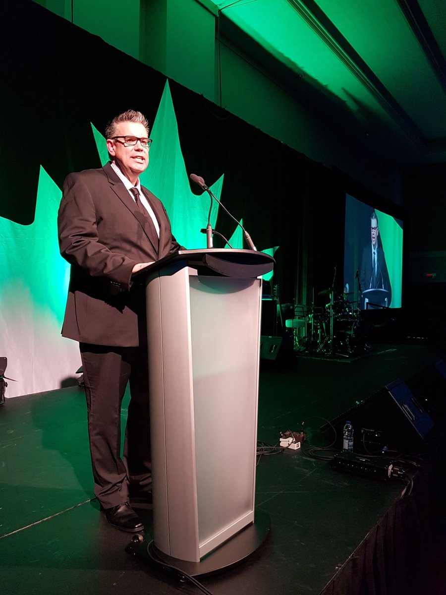 GKitchenParty's tweet image. Andrew Medd of @DeloitteCanada addresses the crowd here tonight at #GreatKitchenParty here in Victoria, B.C. #PartyWithPurpose