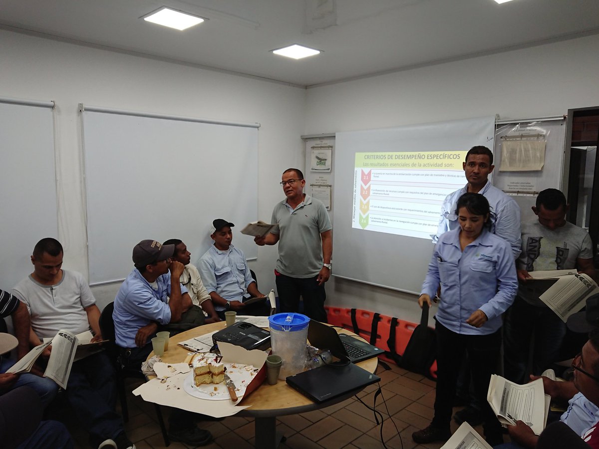 mlindeman09's tweet photo. Aportando al desarrollo de la region. Iniciando proceso en el área de transporte fluvial en la empresa Mineros S. A.  realizando sensibilización del proceso e Inducción a las normas 280604008 y 280604009. "Tu experiencia vale el SENA la certifica" @SBDIR_SENACFMA @CformaSenacfma https://t.co/t3guSkQCUB