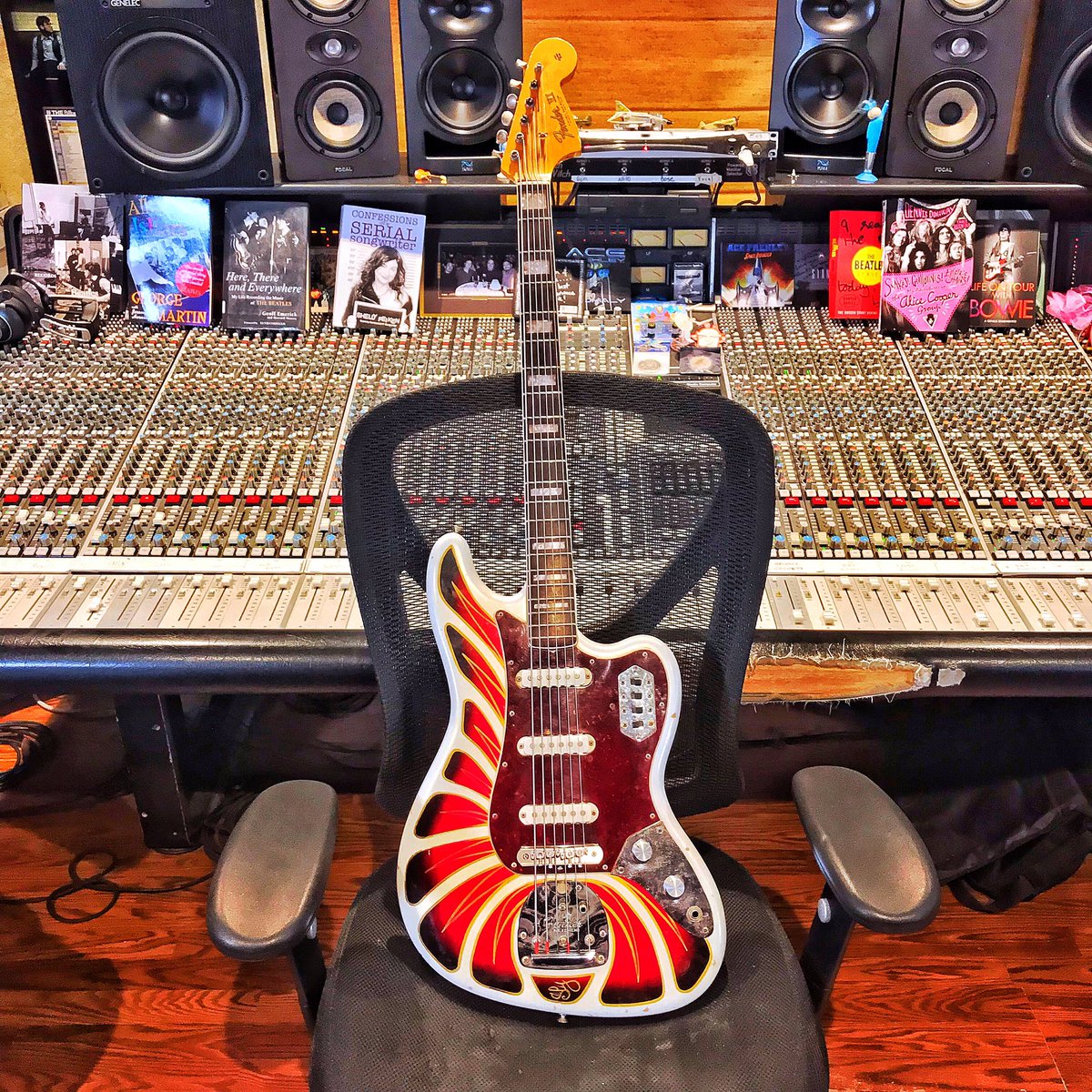 ProduceLikeAPro's tweet photo. Borrowed this beauty from @grahamcoxon and it’s making its appreance on everything I record!! #fenderVI #producelikeapro @warrenhuart https://t.co/PTsj7r4V13