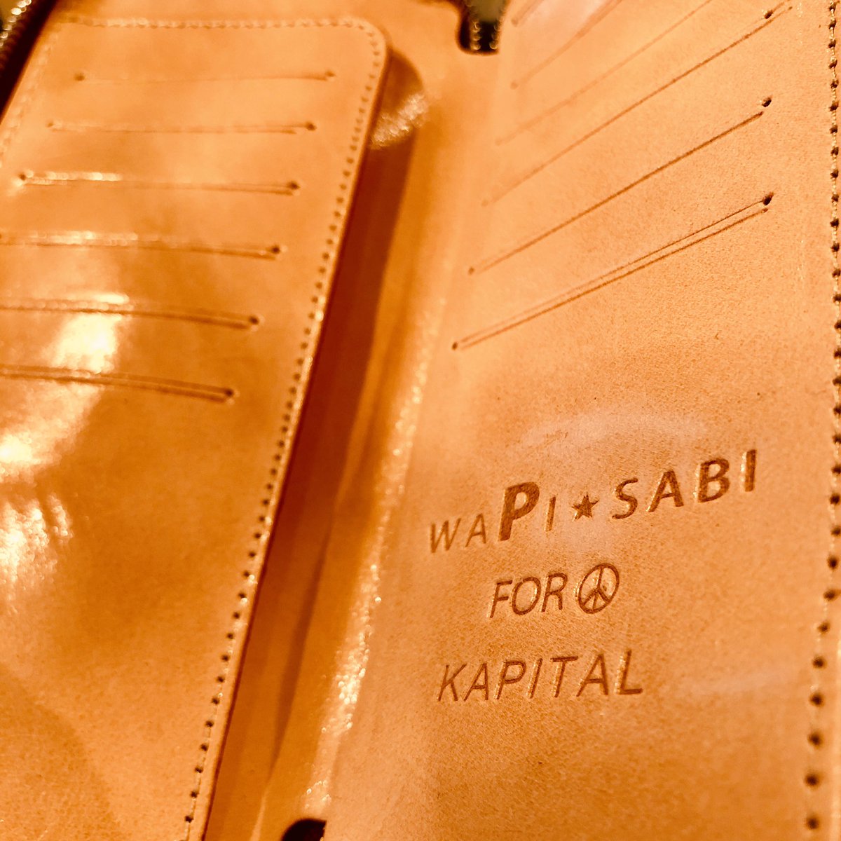 KAPITALTOKYO's tweet photo. 【再入荷】
BORO WALLET
¥40,800+tax

DUFFLE with KAPITAL
Tel :03-5768-1965
11:00-20:00

#KAPITAL
#BORO
#襤褸
#wallet
#財布
#18pockets
#indigo
#japan https://t.co/7LGqKKZhuN
