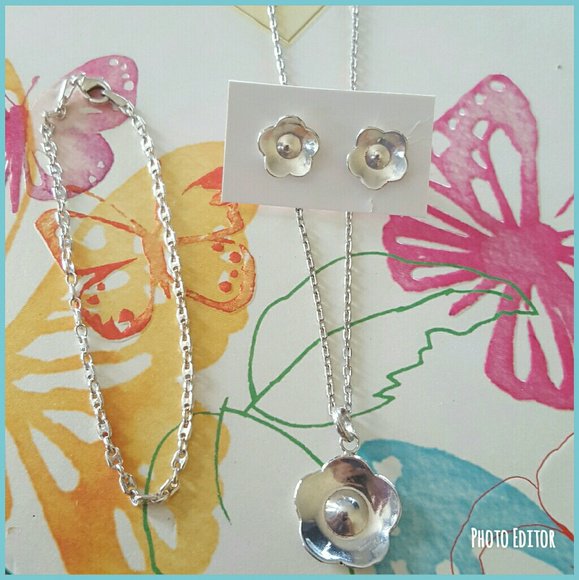 So good I had to share! Check out all the items I'm loving on @Poshmarkapp #poshmark #fashion #style<a href="/tag/fashion"class="tags"><span>#fashion</span></a><a href="/tag/shopmycloset"class="tags"><span>#shopmycloset</span></a><a href="/tag/style"class="tags"><span>#style</span></a><a href="/tag/vintage"class="tags"><span>#vintage</span></a><a href="/tag/poshmark"class="tags"><span>#poshmark</span></a>