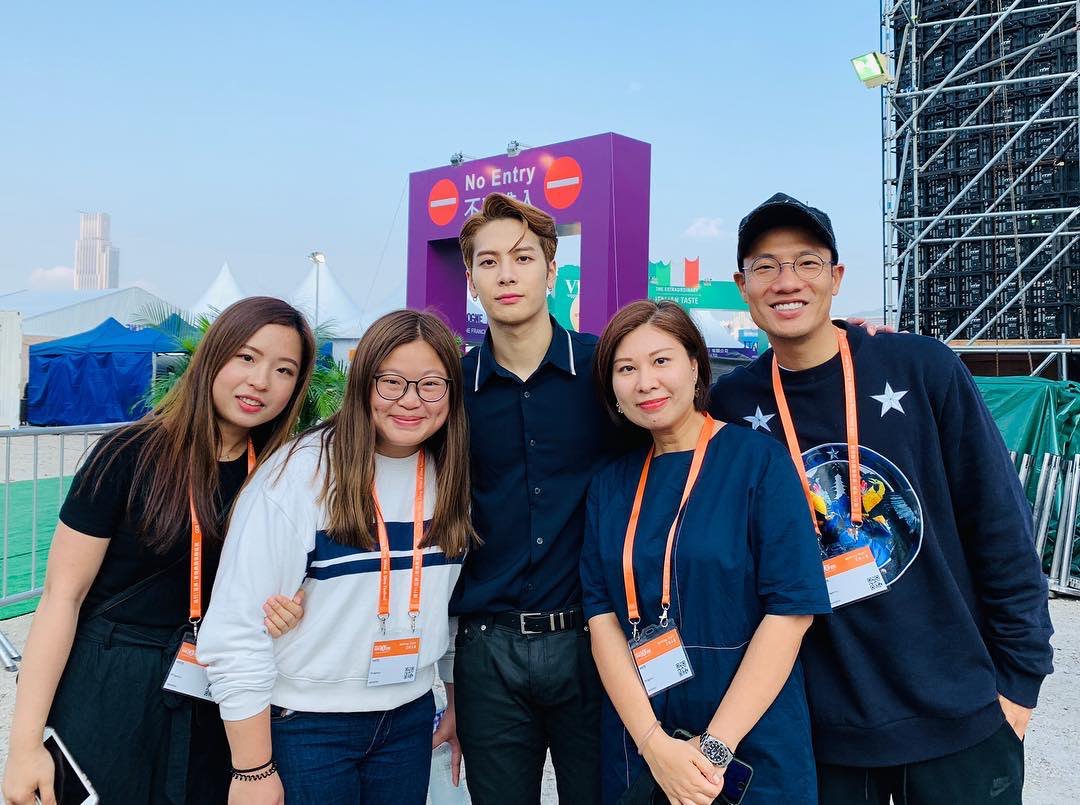 TianxiaJacksonW's tweet photo. 102518 real_ting IG (Jackson liked &amp; replied)

The first thing to do right after landing in HK is to support My Bro Jackson at Wine And Dine Festival 🎊🎊
#DiscoverHongKong #WineAndDineFestival #王嘉爾 #JacksonWang #美酒佳餚巡禮 #CollaborationGroup 

#王嘉尔 #잭슨 @JacksonWang852 https://t.co/QWzIQ3We4G