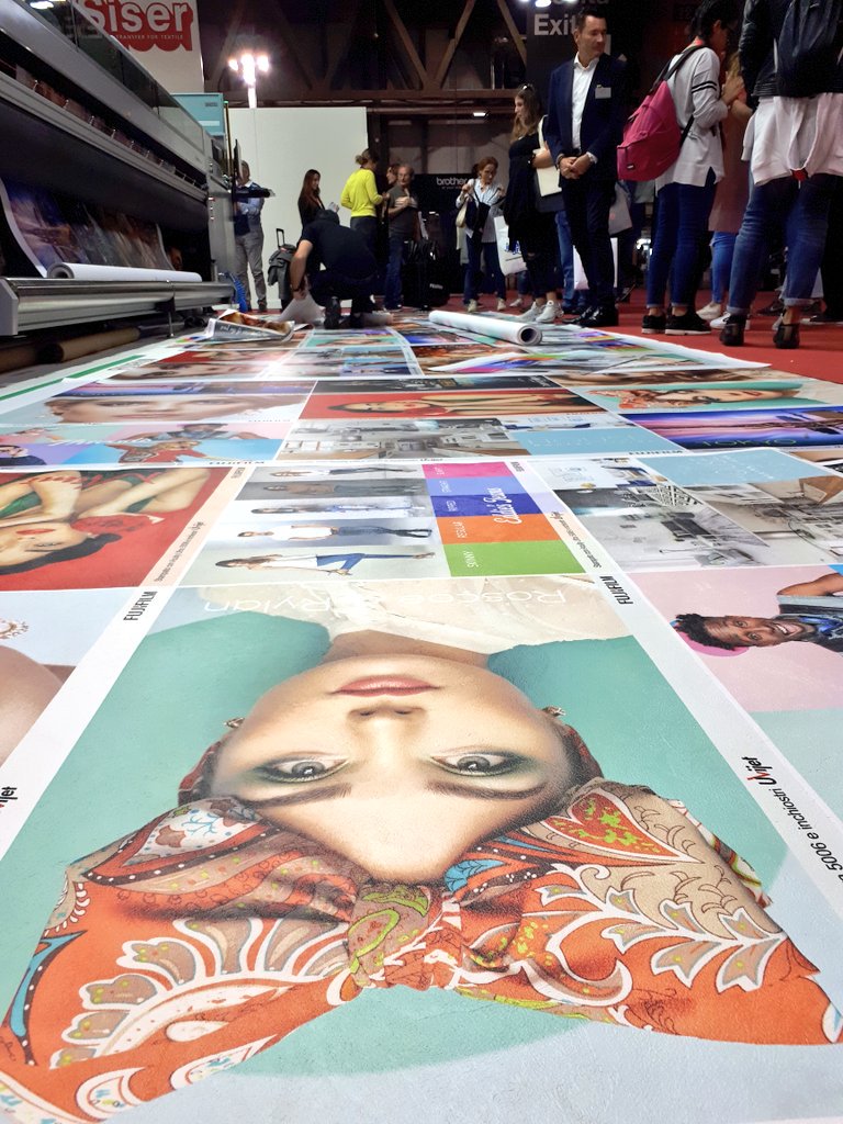 FieraMilanoSpa's tweet photo. È il caso di dirlo #attentoA dove metti i piedi perchè si darà sempre più voce ai pavimenti. Il #visualbusiness come le #fiere in continua evoluzione per allinearsi ai cambiamenti sociali.
Si cammina sempre di più guardando il telefonino. #zombiewalk #viscom2018 #FieraMilano https://t.co/vknnbDK2JA
