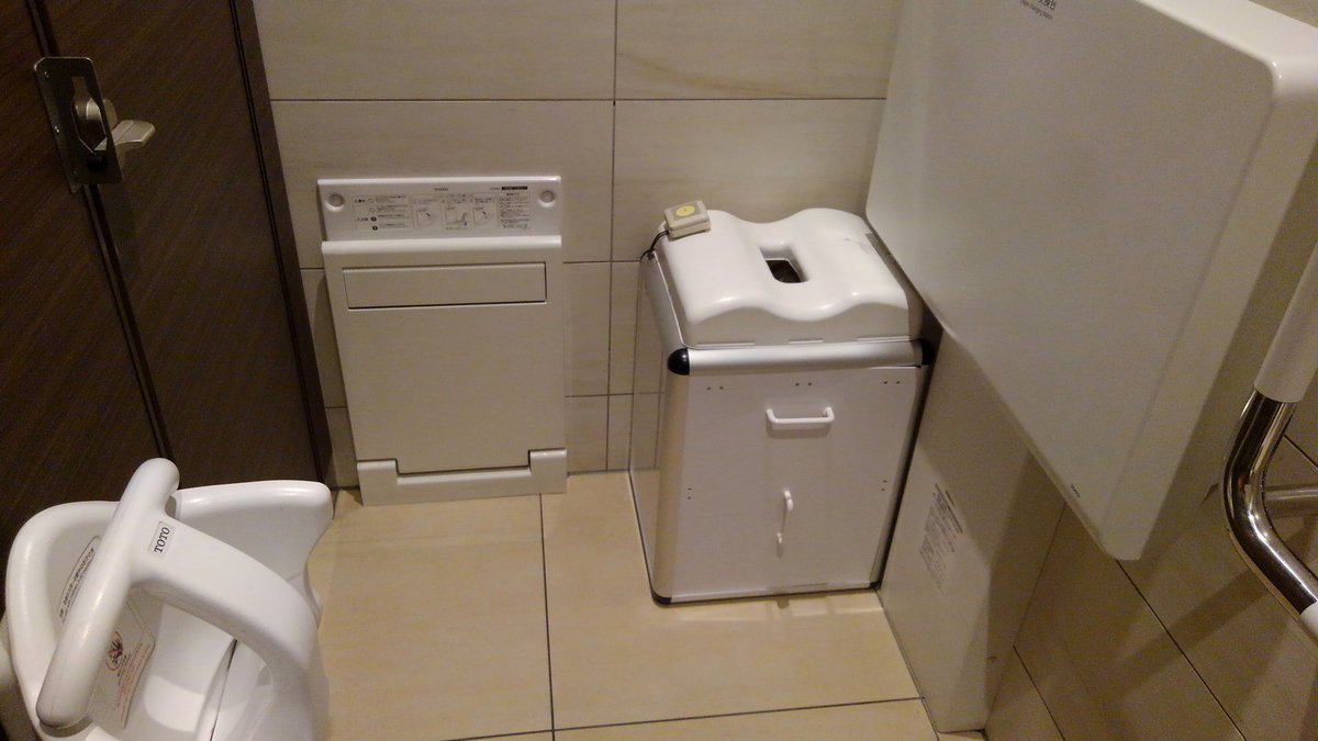 だい Na Twitteru 男子トイレの個室にこんなに揃ってるの初めて見ました オムツ交換台2種 ベッド スタンド オムツ専用ゴミ箱 ベビーチェア 松坂屋やるなぁ