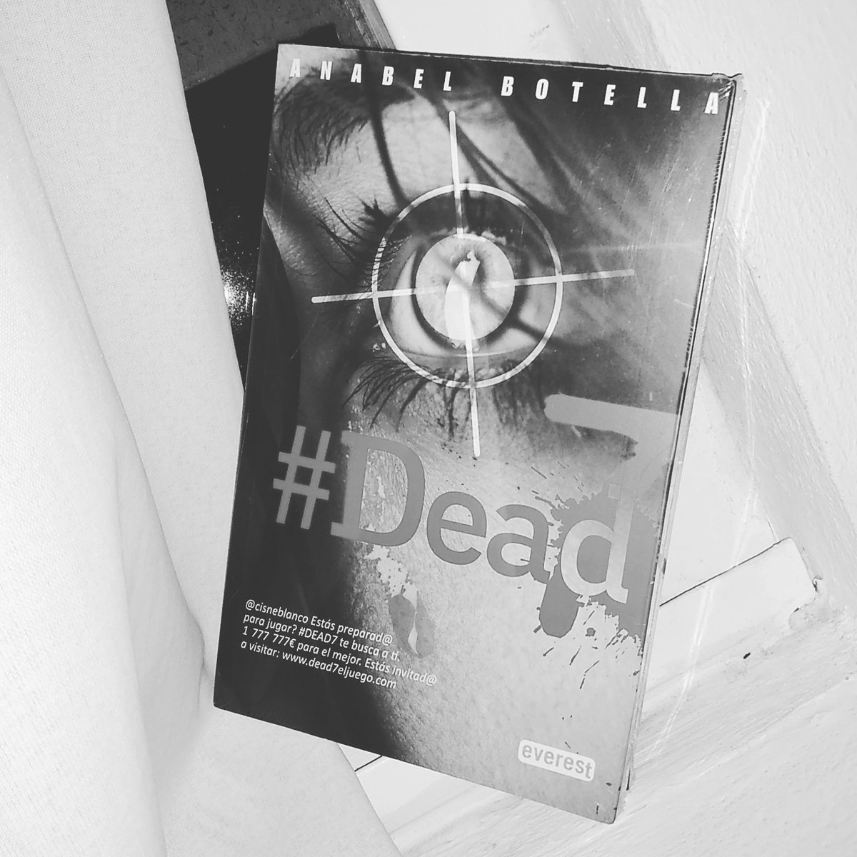 criisbauher's tweet image. so my night 📖😍 #Dead7 @anabelbotella #Read #books #libro