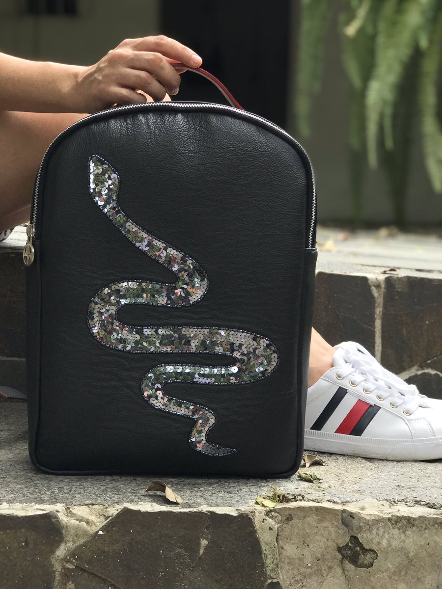 JLANGstore's tweet photo. Who said ‘Power Heels’ ?? ... #Isay ‘Power Sneakers’ !!!💥
•
#backpackers #traveltips #laptopbag #sneakertrend #backpack #bagoftheday #CostaRica #sneakers https://t.co/CwMXhJHgVU