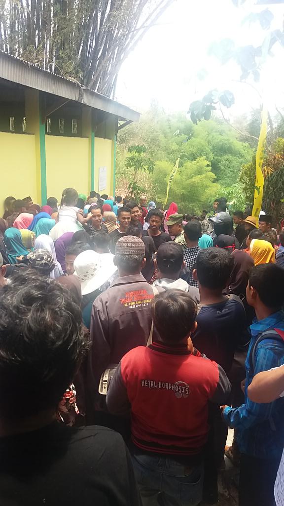 teropongblora's tweet photo. Para pemburu apem berdatangan semakin banyak https://t.co/018CuSrt8P
