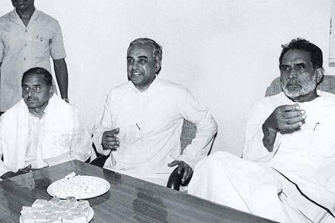 And I am sure Virat Hindus don’t know that Subbu Swamy was once close to all three - Chandraswami, Kailash Nath Agarwal, Rajiv Gandhi and Chandrashekhar - but natural he was close to Khashogi as well  https://twitter.com/cawnporiah_/status/1055681360550092800?s=21