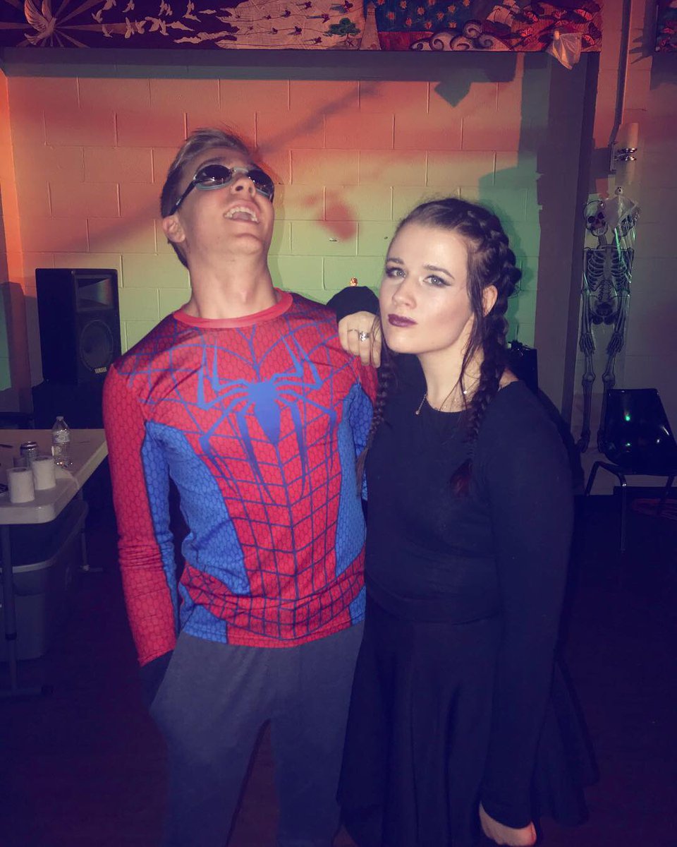 ecs4598's tweet photo. It’s Wednesday my dudes #bestcouplescostume @willislandon https://t.co/REDa6k9pvu