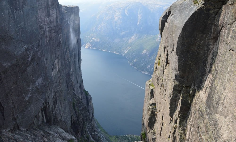 Прекестулен норвегия. Люсе-фьорд норвегия. Норвегия гора прекестулен. Отвесная скала в норвегии. Плоская скала.
