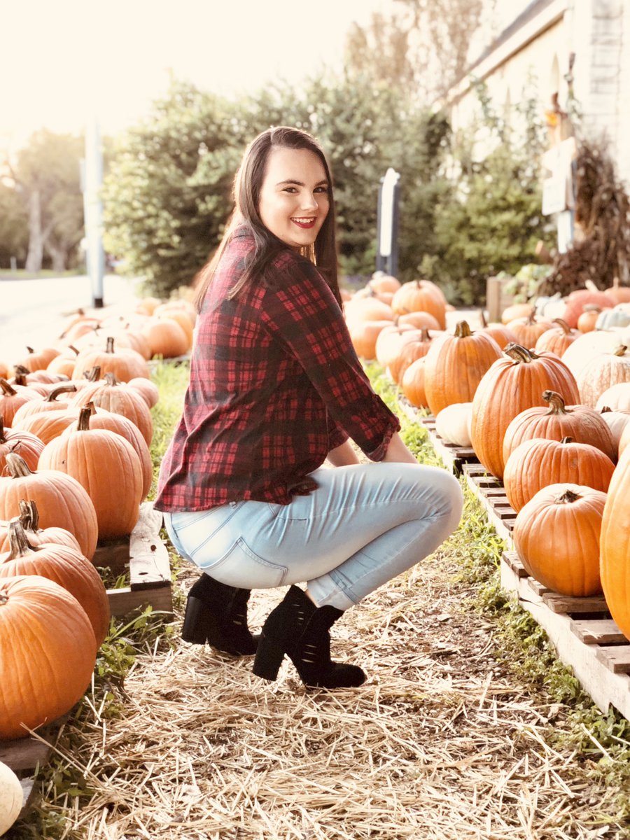 SmashMeLuke's tweet photo. Flannels booties and pumpkins 🎃🎃❤️❤️❤️🍁🍁🍁🍂🍂🍂 https://t.co/SvImaEUZDf