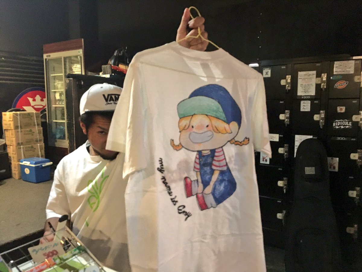 emyfeelingood's tweet photo. 💿商品一覧💿

『CD』
LOOKING BACK ¥1000
PROLOGUE ¥1500

『グッズ』
エミーちゃんTシャツ ¥1500
ヘイジャンタオル ¥500
ラバーバンド ¥500
ステッカー ¥100 https://t.co/dcasrWDFiZ