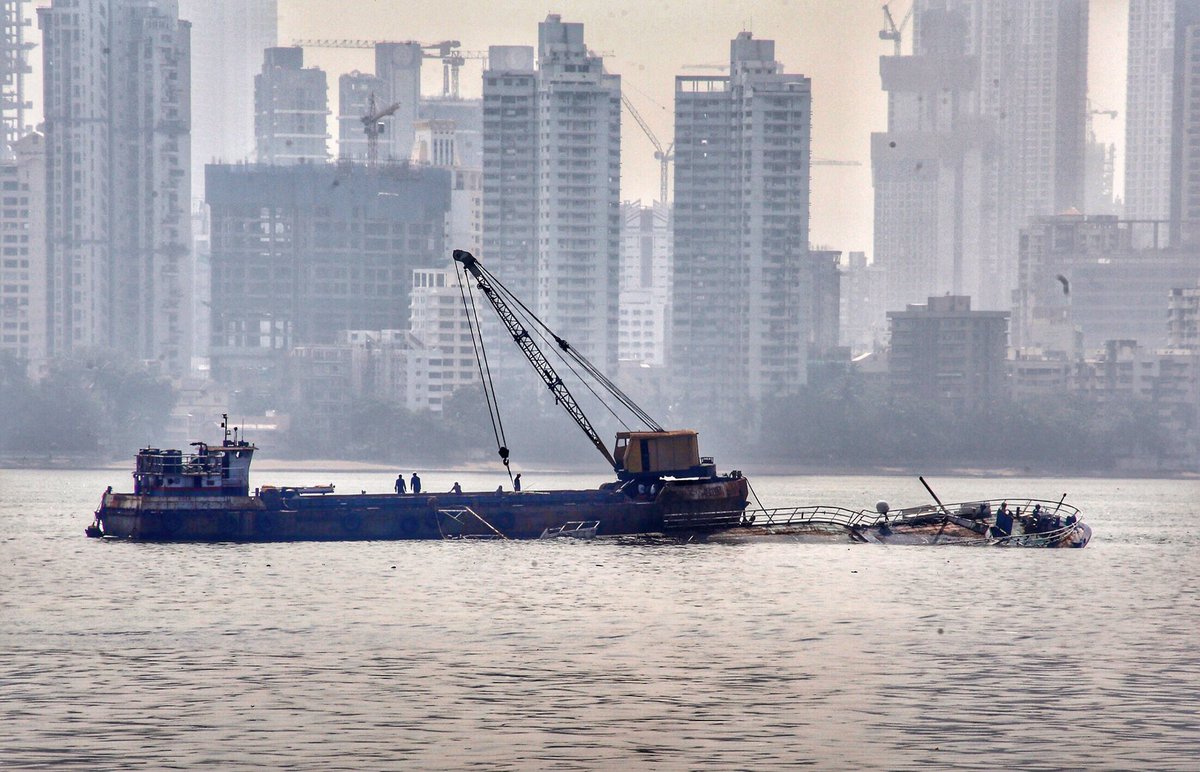 EmmanualYogini's tweet photo. Sinking Hopes!
Workers dismantling Ark Deck Bar near Bandra-Worli Sea Link on Thursday. The floating restaurant capsized on May 25 and several attempts to salvage it met with no success. #EmmanualYogini #TheHinduMumbai #ARKDeckBar https://t.co/poeFkxyfze