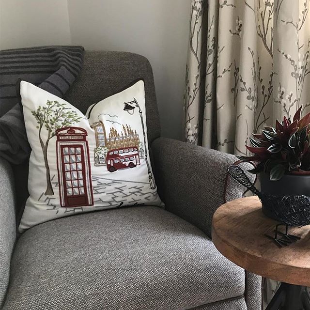 tetradsofas's tweet photo. A little autumnal feeling ๐๐๐งก Picture from thehudsonlane
#interior #comfortablechair #simplestyling #autumnhome #cozycolours #october #homely #housedecor #homerenovation #1930shouse #interior4all #remodeling #tidy https://t.co/hAJzQv3r47