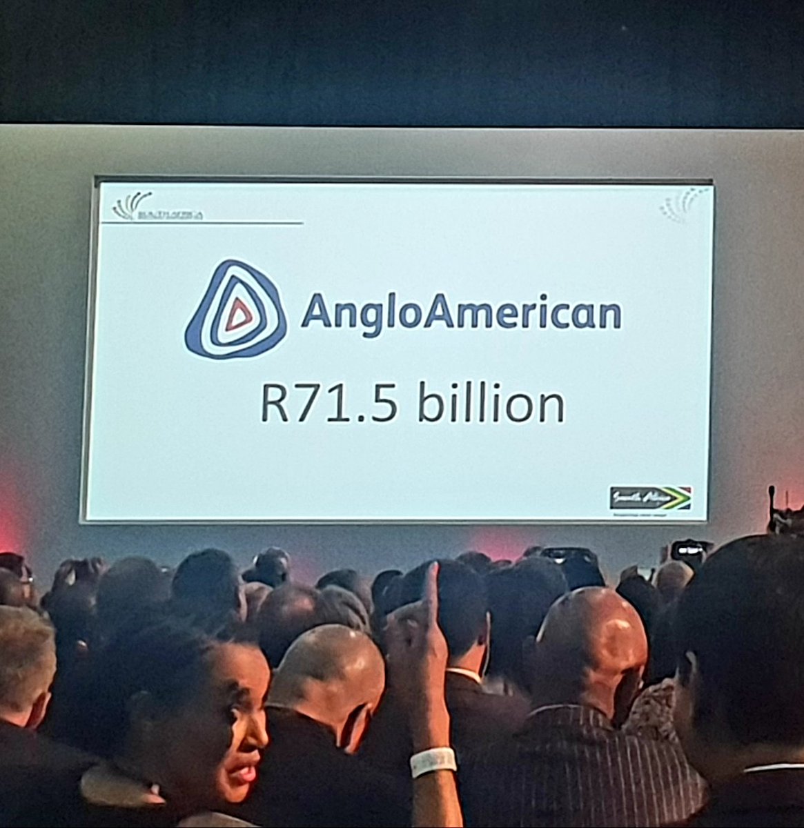 FifiPeters's tweet photo. Mining giant Anglo American commits to investing R71.5bn in South Africa over the next five years #InvestmentConference @cnbcafrica https://t.co/dFbah9FIbS